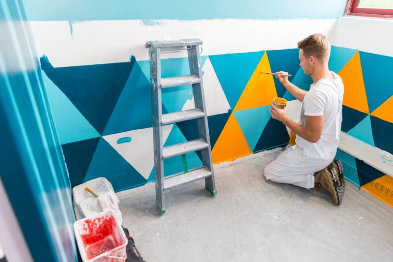 Application de peinture acrylique sur mur intérieur à Bordeaux