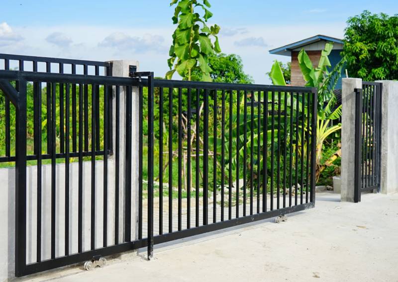 portail à barreau coulissant avec un portillon assorti à bordeaux mérignac