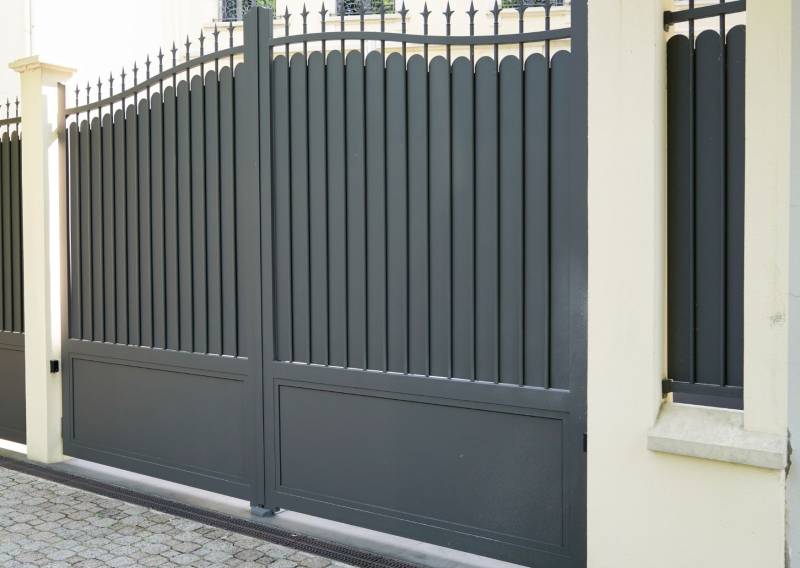 Portail aluminium battant 3m50 motorisé à Mérignac proche de Bordeaux