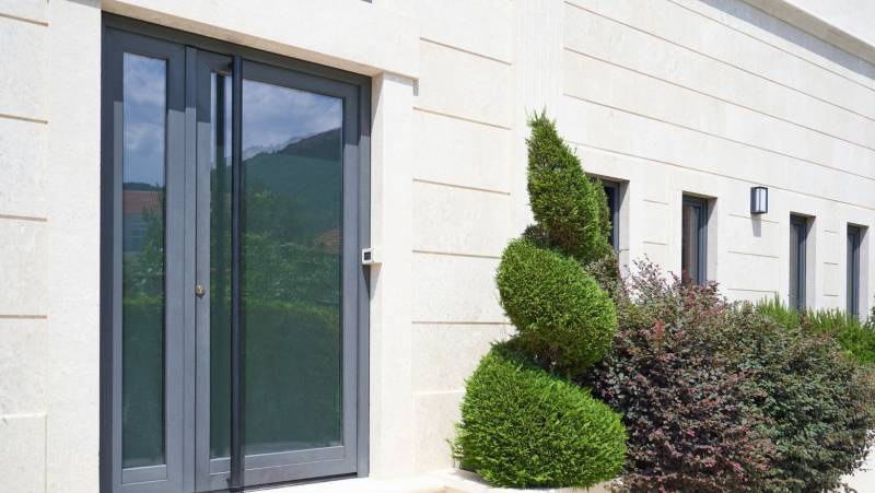 Installation d'une porte d'entrée vitrée alu gris anthracite à Mérignac