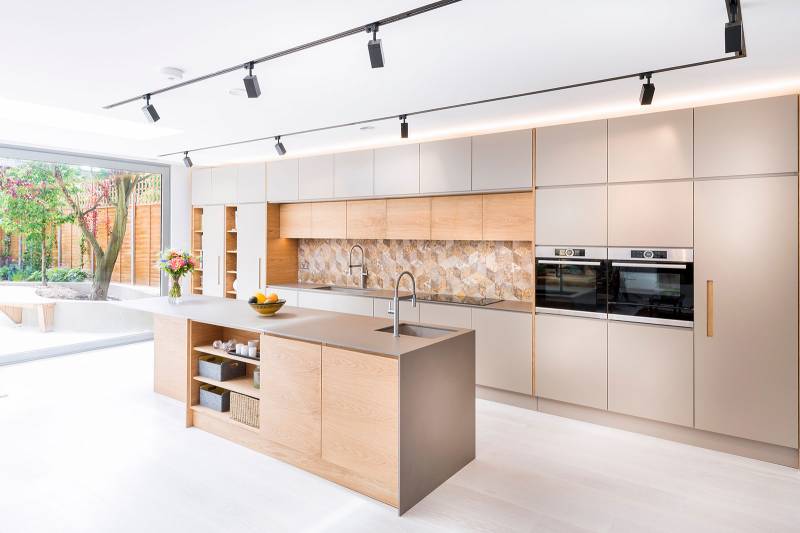 Gagner en luminosité dans une cuisine traversante rénovée grâce à une verrière intérieure à Bordeaux