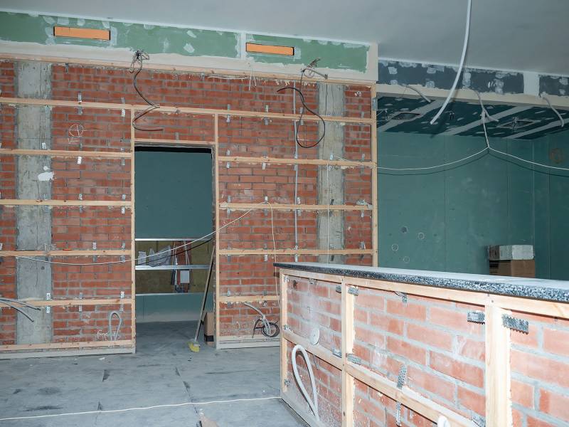 Mur porteur et plancher bois : impact d’une ouverture et solutions techniques