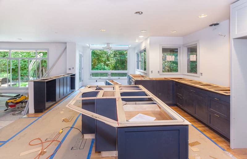 Réaménager une cuisine avec peu de murs porteurs à Bordeaux en repensant la structure avec un architecte d’intérieur